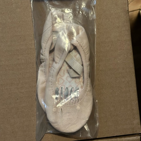 Cream Leather Flats with Elastic Strap and Rounded Toe - Picture 5 of 6